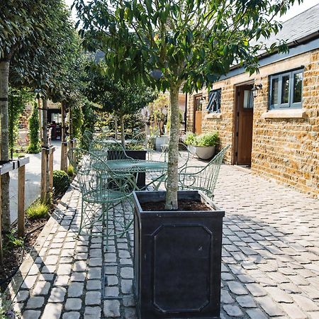 Barford St Michael The George Inn מראה חיצוני תמונה The courtyard at The Old Post Office