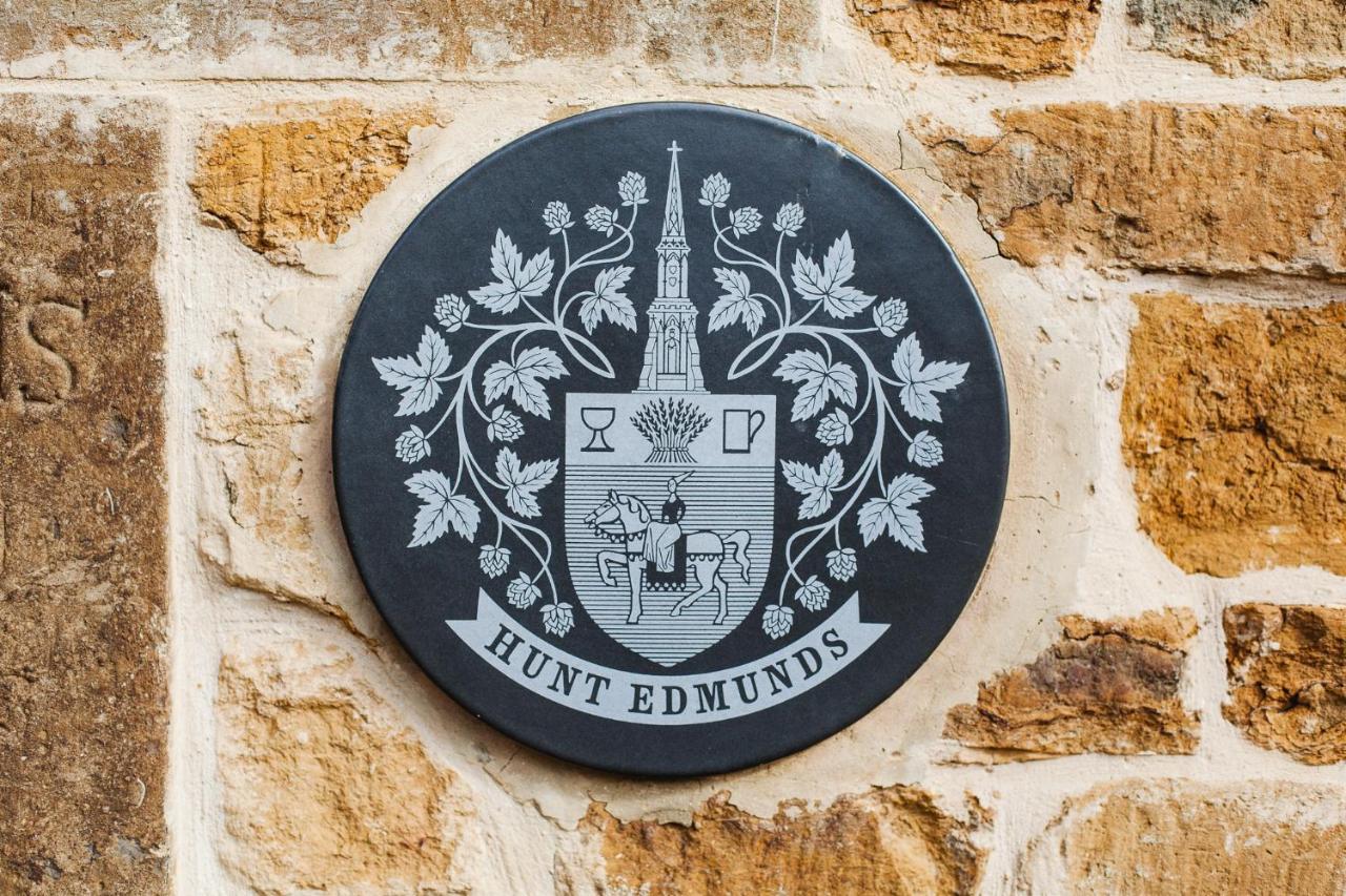 Barford St Michael The George Inn מראה חיצוני תמונה Hunt Edmunds' coat of arms