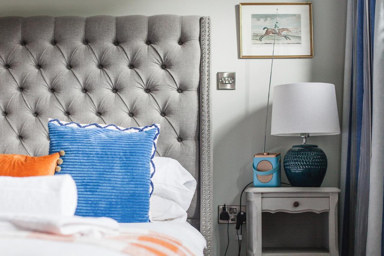 Barford St Michael The George Inn מראה חיצוני תמונה A bedroom with a bedside table