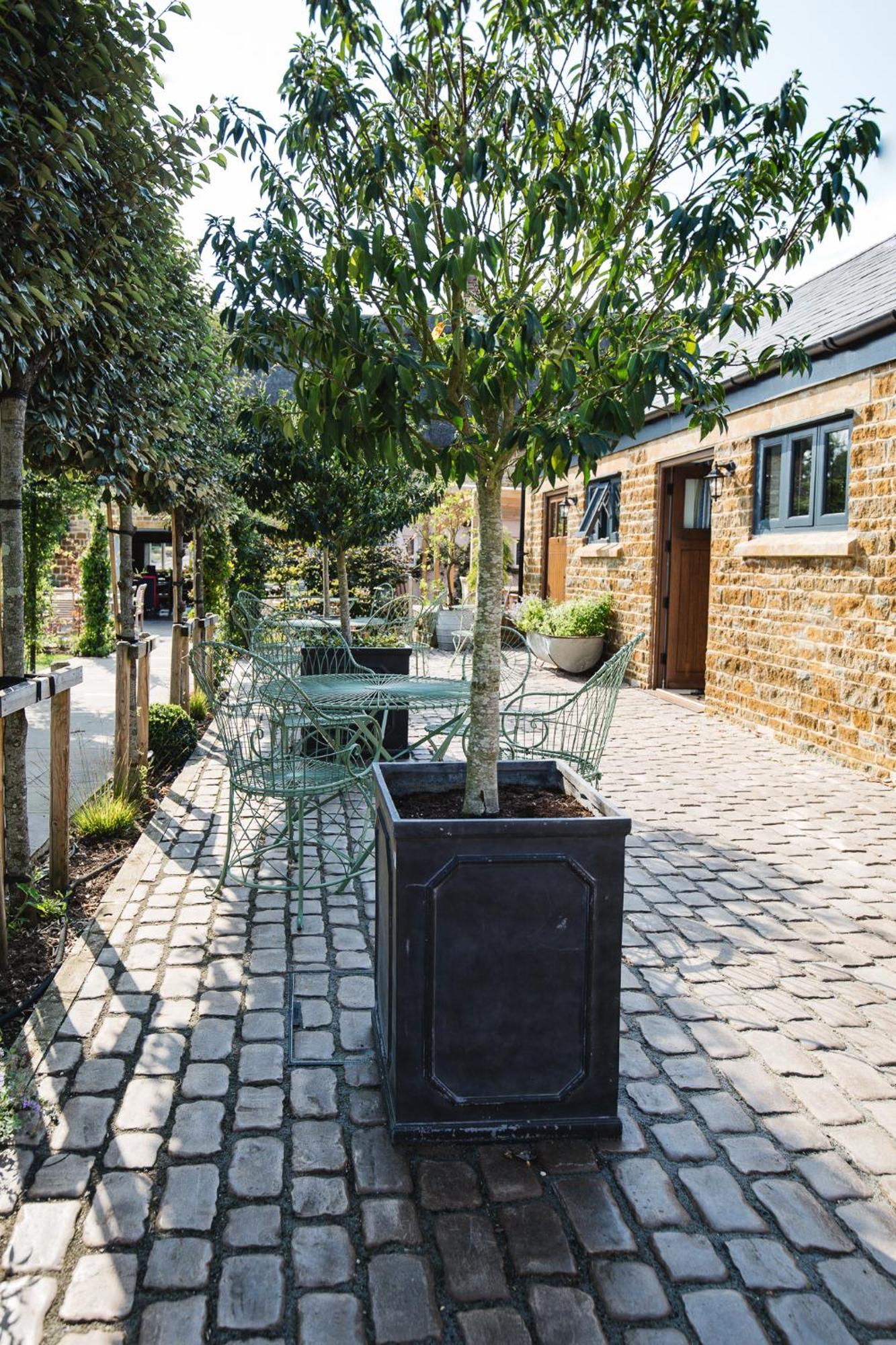 Barford St Michael The George Inn מראה חיצוני תמונה The courtyard at The Old Post Office