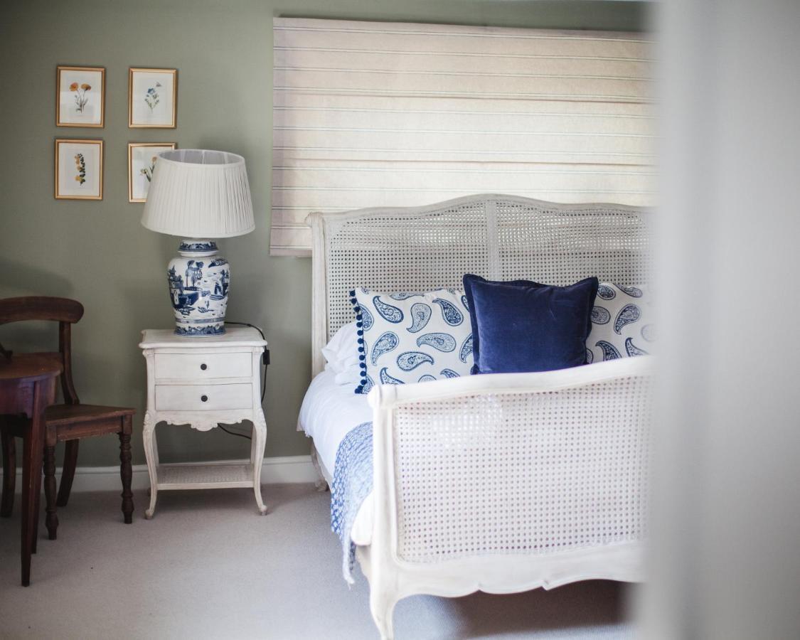 Barford St Michael The George Inn מראה חיצוני תמונה A bedroom with a blue and white color scheme