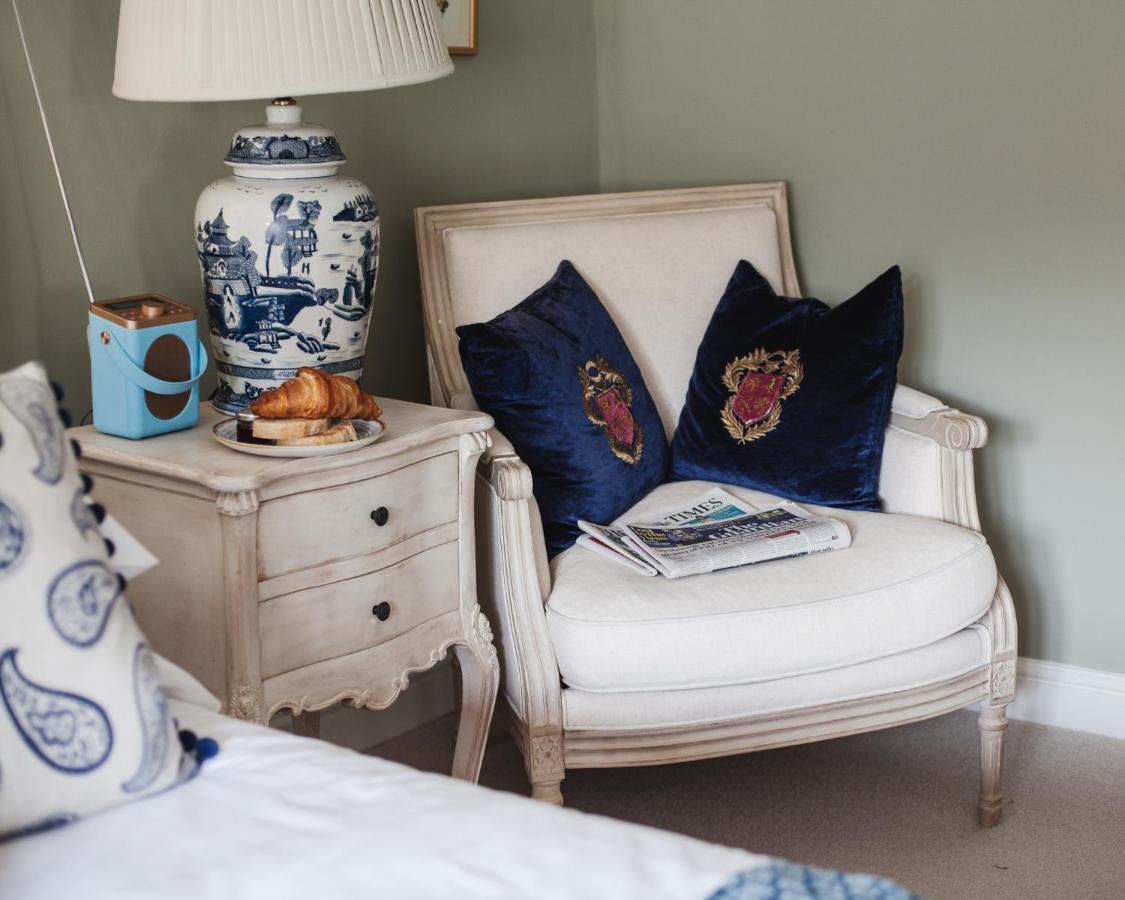 Barford St Michael The George Inn מראה חיצוני תמונה A blue and white room