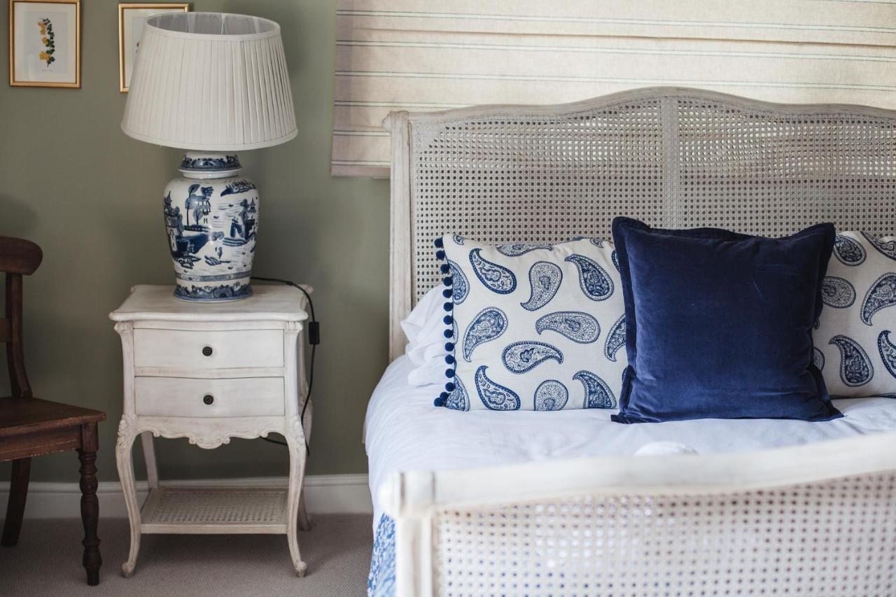 Barford St Michael The George Inn מראה חיצוני תמונה A blue and white bedroom