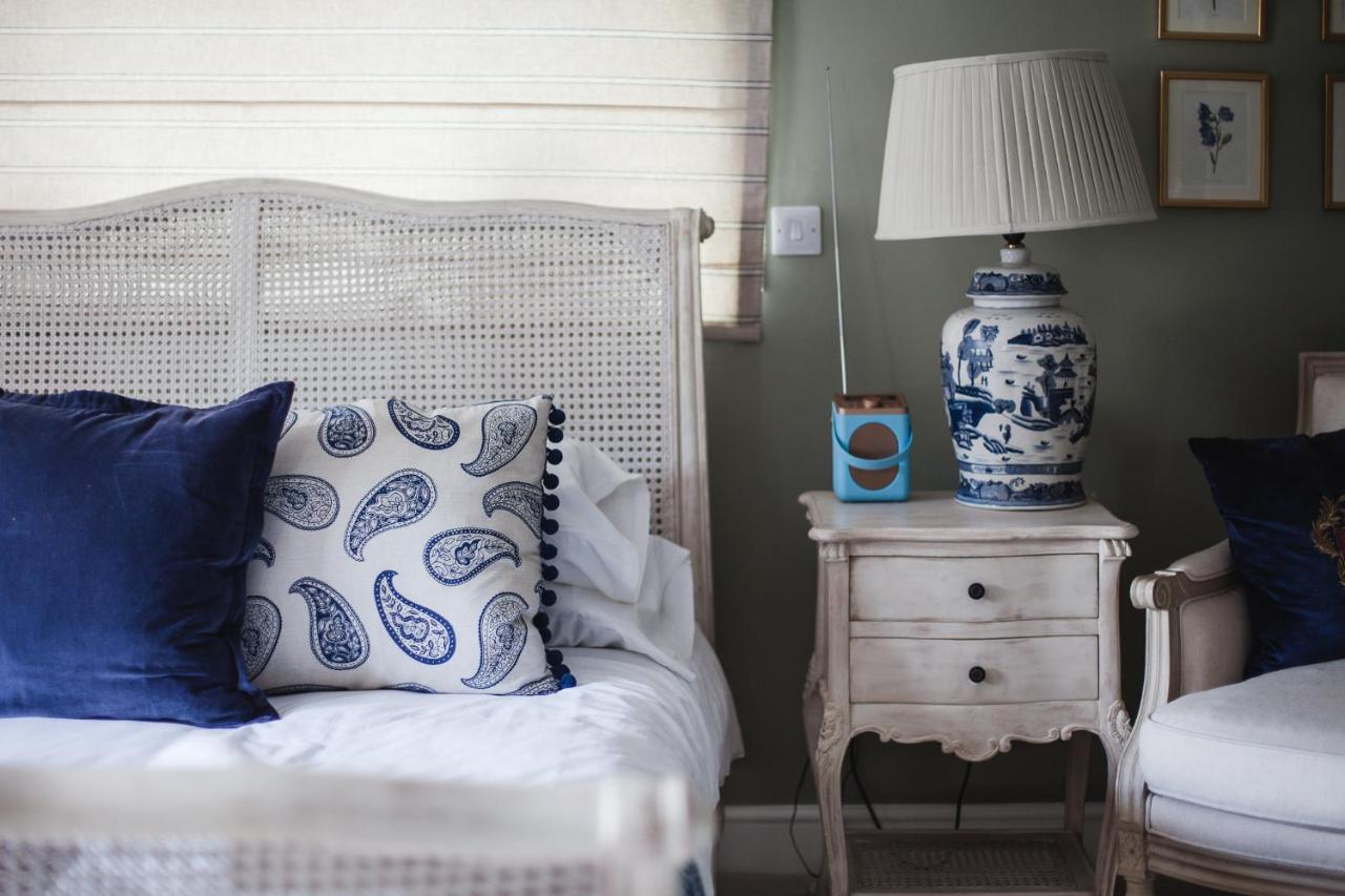 Barford St Michael The George Inn מראה חיצוני תמונה A bedroom with a blue and white colour scheme