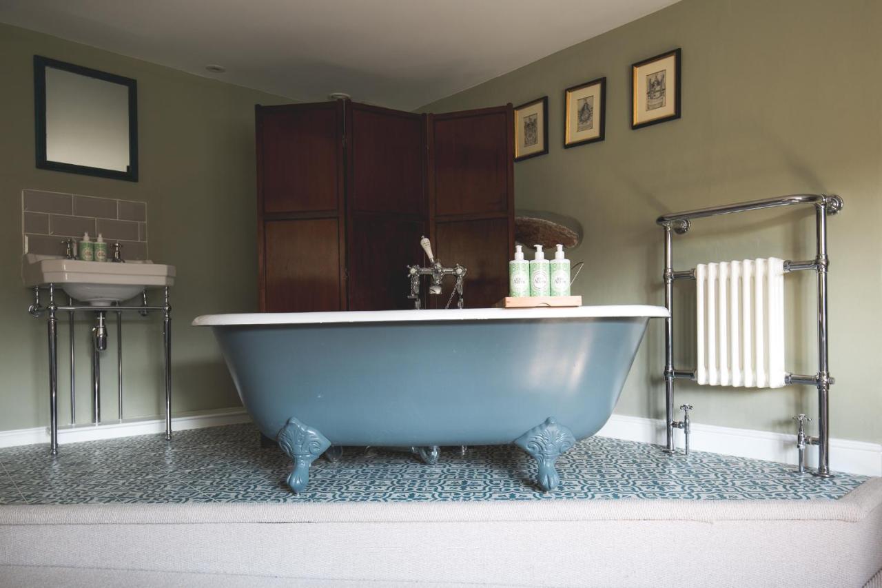 Barford St Michael The George Inn מראה חיצוני תמונה A freestanding bathtub
