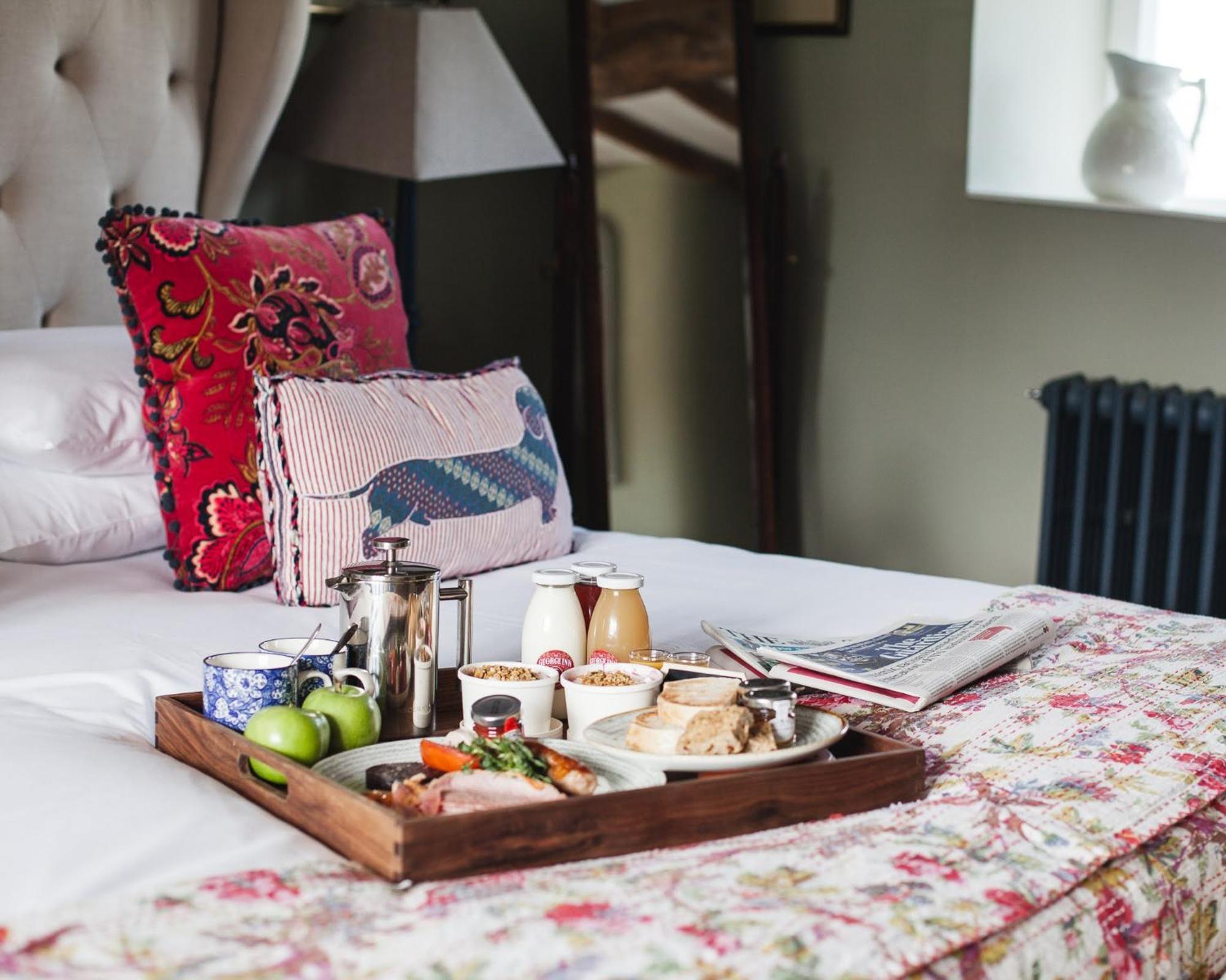 Barford St Michael The George Inn מראה חיצוני תמונה Breakfast in bed