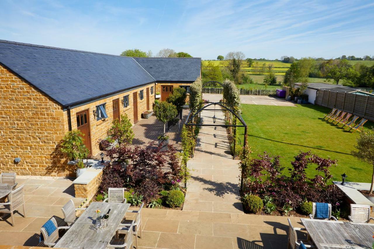 Barford St Michael The George Inn מראה חיצוני תמונה The courtyard at the Old Stables